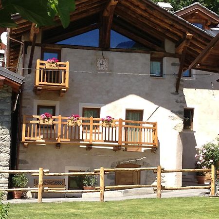Le Petit Relais Hotell Valpelline Exteriör bild